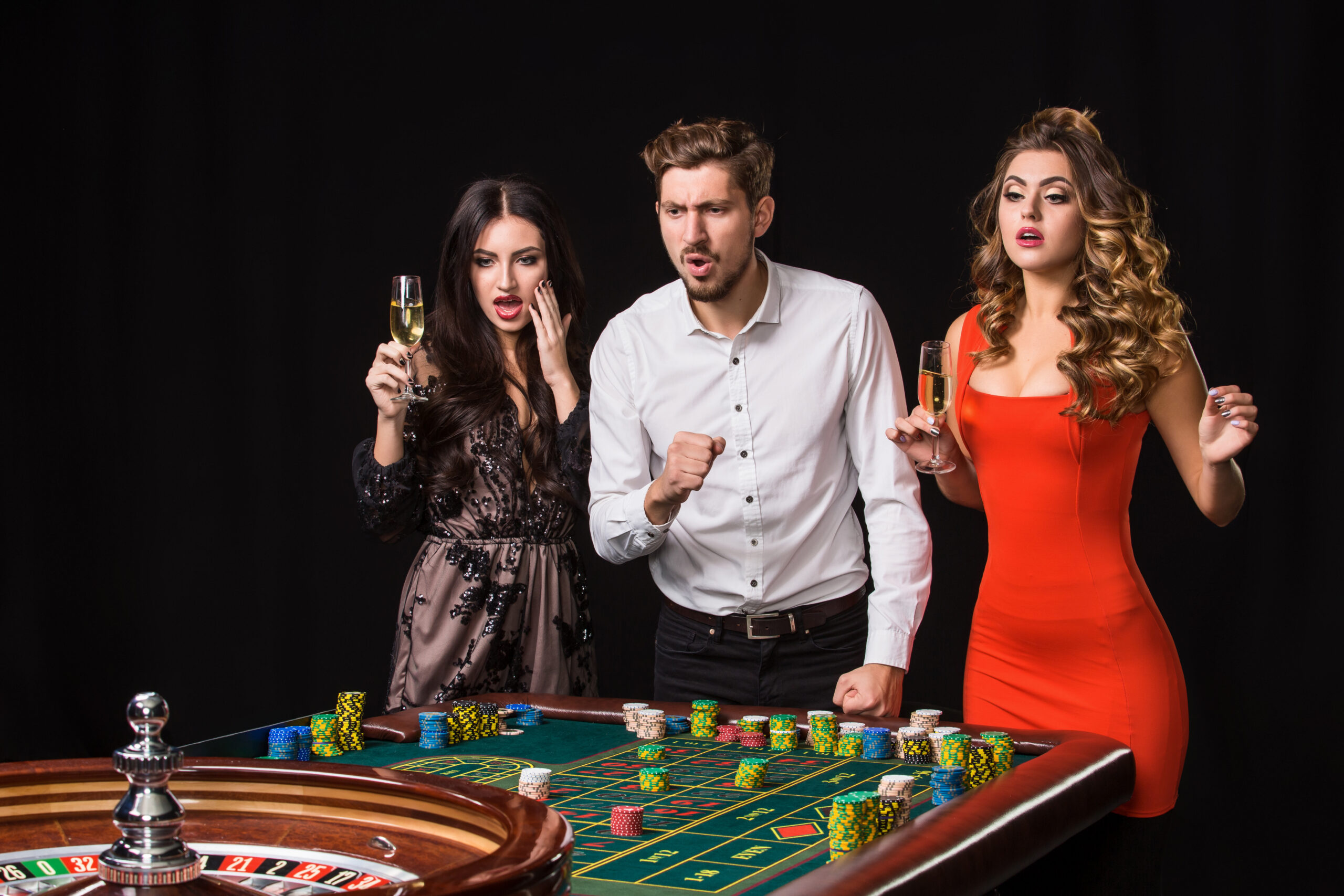 ល្បែង Roulette ផ្ទាល់ជាមួយអ្នកលេងពេញអារម្មណ៍នៅតុកាស៊ីណូ